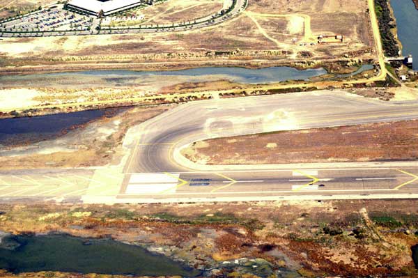 Photo of northwest end of Oakland International Airport main runway.