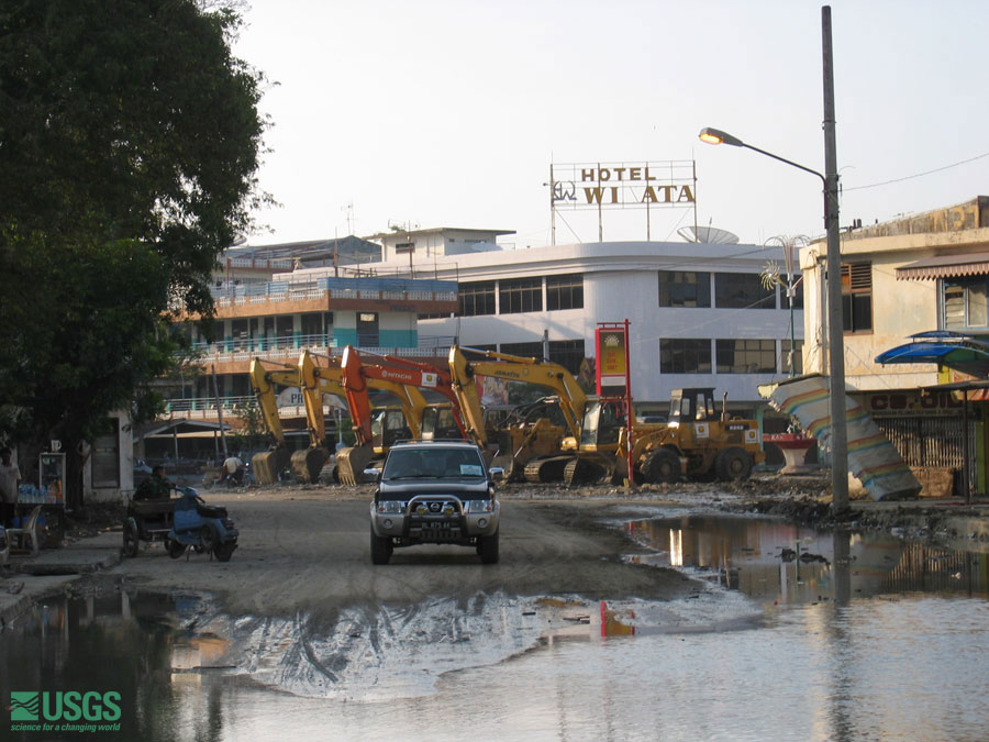 Photo in Banda Aceh, see caption above.