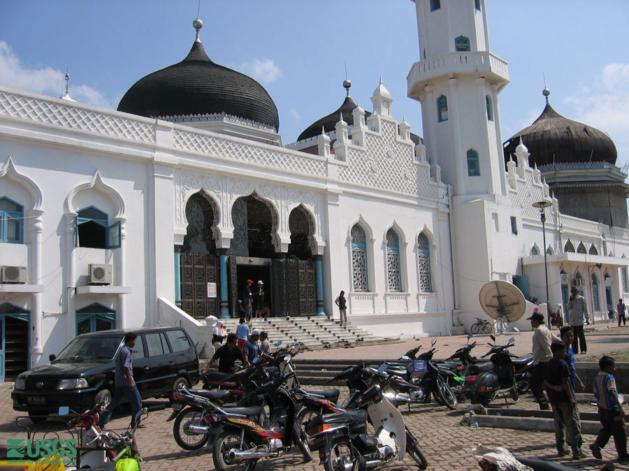 Photo in Banda Aceh, see caption above.