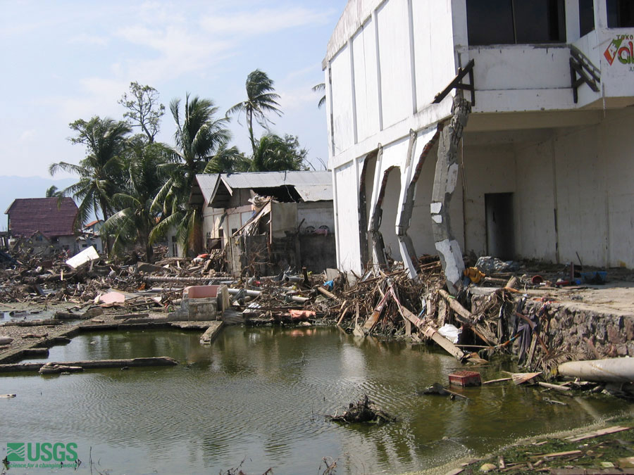 Землетрясение на острове. Суматра ЦУНАМИ 2004. Остров Суматра ЦУНАМИ 2004. Землетрясение на Суматре и Андаманских островах в 2004.